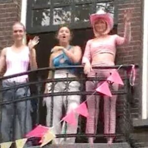 Merel Baldé Instagram - Pride ‘24 🩷
We mochten meevaren op de Avrotrosboot en hebben geprobeerd alle liefde op de boot en aan de kant vast te leggen met een camcorder. 
SO naar @avrotros en @lorellavanderhooft , de geweldige dj @valentijndehingh en @kaleenmusic voor het lied dat nooit meer uit ons hoofd zal gaan en natuurlijk @seeyousioe die de portretten maakte van queericonen waarmee de boot was vormgegeven!