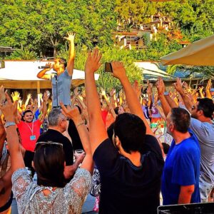 Merih Ermakastar Instagram - ☺️☺️☺️ @hillsidebeachclup  @bartwofficial  #party #dj #trompet #sunset #sing #song #hadicanımsende #naaparsınbekoç #öyleişte 🙏🎶🎺