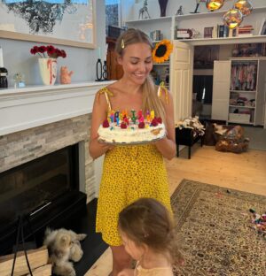 Meryem Uzerli Instagram - #birthdaycelebration Part 2 ❤️ #happiestbirthdaygirl 💕🌼💕