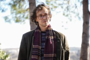 Metin Akdülger Instagram - Hanımlar Beyler,

Hayat büyülü anlarla ve bilinmezliklerle dolu bir macera. Atilla da benim hayatımın en büyülü parçalarından biri. Onun bana yaşattığı anlar, tanıştırdığı ruhlar, yoldaşlar artık benim kalbimdeler, güvendeler. Hikayeler anlatıldıkça hayat bulur, hikaye anlatıcıları da hikayelerinde bulurlar kendi hayatlarını. Bana hayat veren Atilla’ya ve ona hayat veren tüm ekipteki dostlarıma kalpten minnet ve sevgilerimi iletmek istiyorum. Onları çok seviyorum ve özleyeceğim. Hikayemizi seven tüm izleyicilerimize, verdikleri büyük sevgi ve gösterdikleri anlayış için teşekkür ederim. 🖤💛