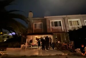 Metin Akdülger Instagram - Hanımlar Beyler,

Hayat büyülü anlarla ve bilinmezliklerle dolu bir macera. Atilla da benim hayatımın en büyülü parçalarından biri. Onun bana yaşattığı anlar, tanıştırdığı ruhlar, yoldaşlar artık benim kalbimdeler, güvendeler. Hikayeler anlatıldıkça hayat bulur, hikaye anlatıcıları da hikayelerinde bulurlar kendi hayatlarını. Bana hayat veren Atilla’ya ve ona hayat veren tüm ekipteki dostlarıma kalpten minnet ve sevgilerimi iletmek istiyorum. Onları çok seviyorum ve özleyeceğim. Hikayemizi seven tüm izleyicilerimize, verdikleri büyük sevgi ve gösterdikleri anlayış için teşekkür ederim. 🖤💛