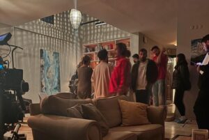 Metin Akdülger Instagram - Hanımlar Beyler,

Hayat büyülü anlarla ve bilinmezliklerle dolu bir macera. Atilla da benim hayatımın en büyülü parçalarından biri. Onun bana yaşattığı anlar, tanıştırdığı ruhlar, yoldaşlar artık benim kalbimdeler, güvendeler. Hikayeler anlatıldıkça hayat bulur, hikaye anlatıcıları da hikayelerinde bulurlar kendi hayatlarını. Bana hayat veren Atilla’ya ve ona hayat veren tüm ekipteki dostlarıma kalpten minnet ve sevgilerimi iletmek istiyorum. Onları çok seviyorum ve özleyeceğim. Hikayemizi seven tüm izleyicilerimize, verdikleri büyük sevgi ve gösterdikleri anlayış için teşekkür ederim. 🖤💛