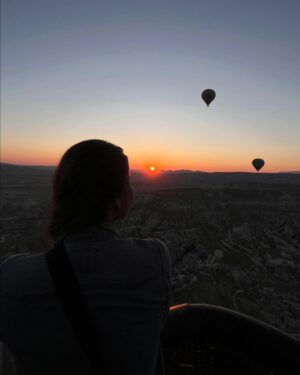 Metinee Kingpayome Instagram - And that's one ✔️ for the bucket list 
#airballoonflightoverCappadocia 🇹🇷 

Absolutely breath taking ❤️

 #sunriseovercappadocia
#Cappadocia #turkey🇹🇷
#mommyandskyeholiday

#turkishairlinesthailand

📸 @5kye_s