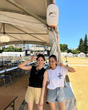 Mew Azama Instagram - お久しぶりです☀️

いつの間にか8月に突入していました。
毎日暑いですがみなさん体調崩されていませんか？
　

私は先週、1年以上ぶりに沖縄に帰省していました🌺
　

意外とはじめましての古宇利島へ🏝️

やっぱり沖縄の海は綺麗だー！
　

あとはいつものように食べて呑んで🍺

ちょうどジムビームフェスもやっていたので
ハイボールたくさん呑んできました♡
　

今回はかなり弾丸だったので、次はゆっくり帰りたいな
　

地震や異常気象など、なかなか落ち着かない日々ですが
いろいろと事前対策をして、夏を乗り切りましょう！

連休楽しんでください😊