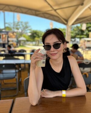 Mew Azama Instagram - お久しぶりです☀️

いつの間にか8月に突入していました。
毎日暑いですがみなさん体調崩されていませんか？
　

私は先週、1年以上ぶりに沖縄に帰省していました🌺
　

意外とはじめましての古宇利島へ🏝️

やっぱり沖縄の海は綺麗だー！
　

あとはいつものように食べて呑んで🍺

ちょうどジムビームフェスもやっていたので
ハイボールたくさん呑んできました♡
　

今回はかなり弾丸だったので、次はゆっくり帰りたいな
　

地震や異常気象など、なかなか落ち着かない日々ですが
いろいろと事前対策をして、夏を乗り切りましょう！

連休楽しんでください😊