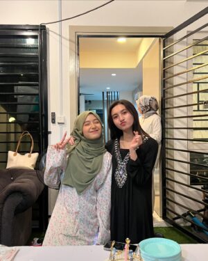 Mia Sara Nasuha Instagram - with my sister @alyssa_dezek_official <3