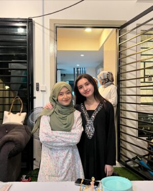 Mia Sara Nasuha Instagram - with my sister @alyssa_dezek_official <3