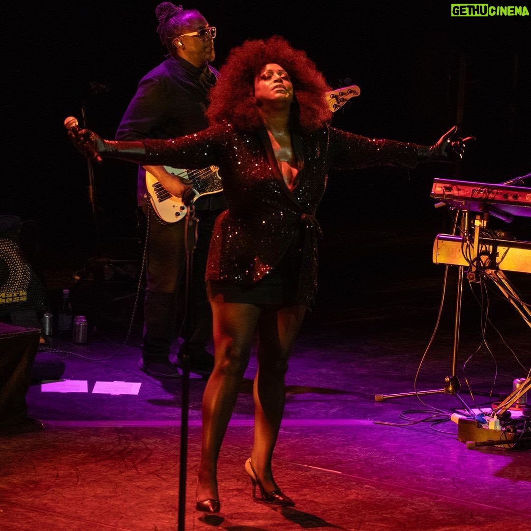 Mica Paris - 1.4K Likes - Just trying to get my head around THAT show for @chakakhan’s #MELTDOWN, unbelievable experience… so much love for my girl Chaka you were on FIRE! Love you so so much…. more to come soon BRB! xxx 😘
📷 @petewoodhead