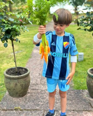 Micael Bindefeld Instagram - Fresh Homegrown Multi-Colored Carrots!
-
-
Swipe for 🥕🧑🏼‍🌾🥕
-
-
We’re harvesting almost every day now!
This morning Mimo picked some amazing carrots in our kitchen garden!!
-
-
#kitchengarden #köksträdgård #egenodlat #egenodlatärbäst #organiccarrots #egnamorötter #morötter #🥕 #aspvik 
-
-