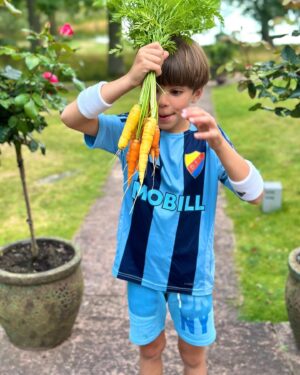 Micael Bindefeld Instagram - Fresh Homegrown Multi-Colored Carrots!
-
-
Swipe for 🥕🧑🏼‍🌾🥕
-
-
We’re harvesting almost every day now!
This morning Mimo picked some amazing carrots in our kitchen garden!!
-
-
#kitchengarden #köksträdgård #egenodlat #egenodlatärbäst #organiccarrots #egnamorötter #morötter #🥕 #aspvik 
-
-