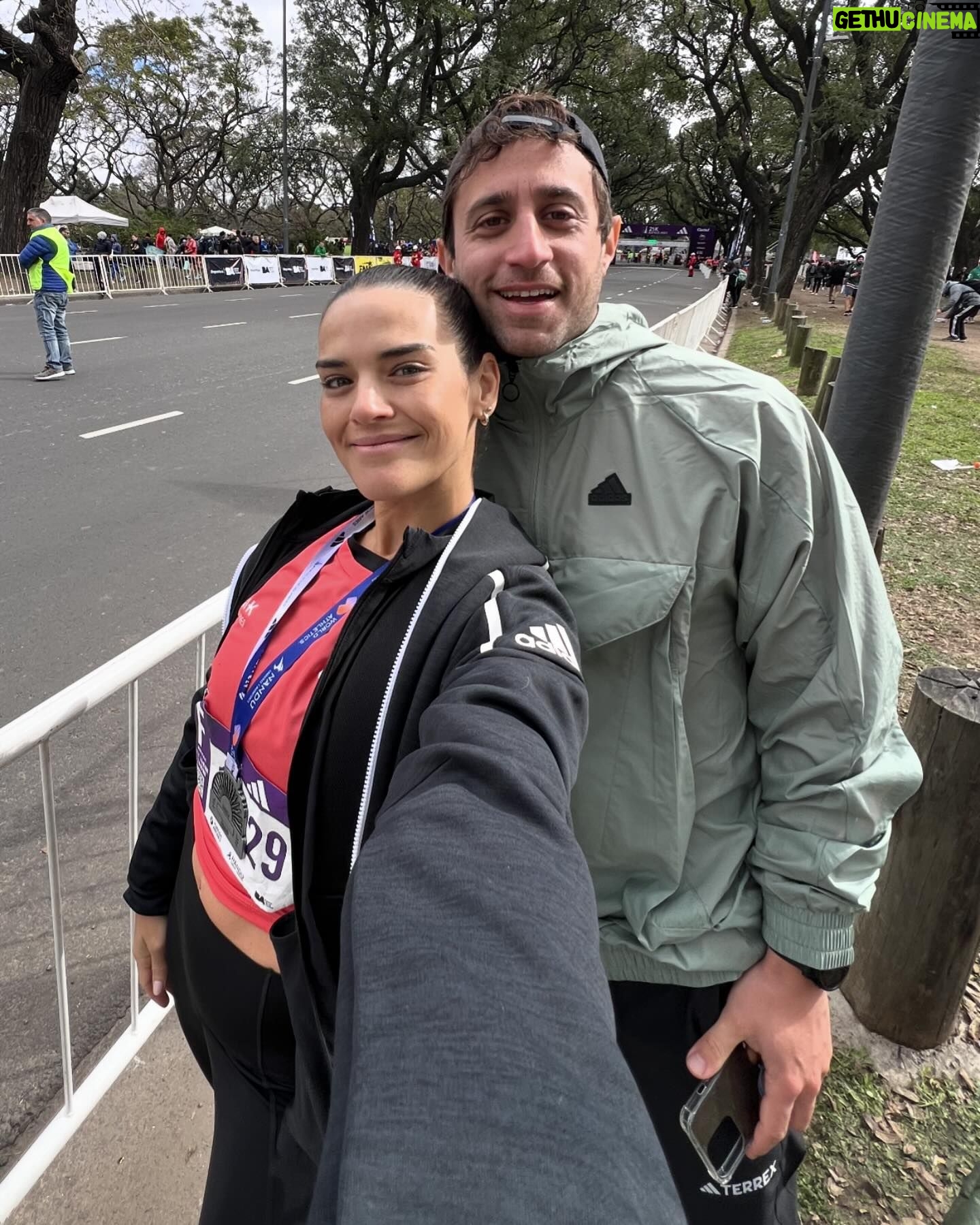 Micaela Vázquez - 60.5K Likes - Que linda es esta carrera, mi favorita sin duda! #21kmbuenosaires , saliendo de una lesión fuerte , sin saber bien cómo me iba a sentir y finalmente pude disfrutar cada km 🙏 Con tanta gente feliz, emocionada, cruzándome amigos, gente conocida, gente que vive esto de la misma manera que yo!
Fue hermoso!!! Gracias @adidasar una vez más por la confianza y el acompañarme siempre ❤️
Gracias @headcoachjavier por cada entrenamiento, cada palabra, cada día de este proceso! Que tremendo team @caleruggeri y @nickypocovi TODO FUE INOLVIDABLE!!!!
Y que lindo compartirlo con vos @geroklein 😍