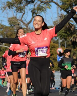Micaela Vázquez Instagram - Que linda es esta carrera, mi favorita sin duda! #21kmbuenosaires , saliendo de una lesión fuerte , sin saber bien cómo me iba a sentir y finalmente pude disfrutar cada km 🙏 Con tanta gente feliz, emocionada, cruzándome amigos, gente conocida, gente que vive esto de la misma manera que yo! 
Fue hermoso!!! Gracias @adidasar una vez más por la confianza y el acompañarme siempre ❤️ 
Gracias @headcoachjavier por cada entrenamiento, cada palabra, cada día de este proceso! Que tremendo team @caleruggeri y @nickypocovi TODO FUE INOLVIDABLE!!!!
Y que lindo compartirlo con vos @geroklein 😍