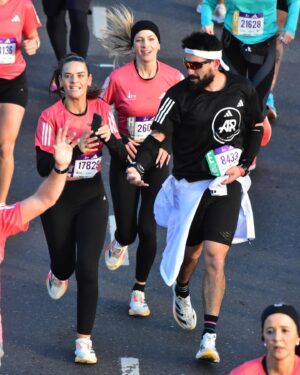 Micaela Vázquez Instagram - Que linda es esta carrera, mi favorita sin duda! #21kmbuenosaires , saliendo de una lesión fuerte , sin saber bien cómo me iba a sentir y finalmente pude disfrutar cada km 🙏 Con tanta gente feliz, emocionada, cruzándome amigos, gente conocida, gente que vive esto de la misma manera que yo! 
Fue hermoso!!! Gracias @adidasar una vez más por la confianza y el acompañarme siempre ❤️ 
Gracias @headcoachjavier por cada entrenamiento, cada palabra, cada día de este proceso! Que tremendo team @caleruggeri y @nickypocovi TODO FUE INOLVIDABLE!!!!
Y que lindo compartirlo con vos @geroklein 😍