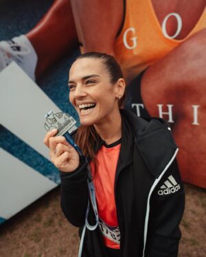 Micaela Vázquez Instagram - Que linda es esta carrera, mi favorita sin duda! #21kmbuenosaires , saliendo de una lesión fuerte , sin saber bien cómo me iba a sentir y finalmente pude disfrutar cada km 🙏 Con tanta gente feliz, emocionada, cruzándome amigos, gente conocida, gente que vive esto de la misma manera que yo! 
Fue hermoso!!! Gracias @adidasar una vez más por la confianza y el acompañarme siempre ❤️ 
Gracias @headcoachjavier por cada entrenamiento, cada palabra, cada día de este proceso! Que tremendo team @caleruggeri y @nickypocovi TODO FUE INOLVIDABLE!!!!
Y que lindo compartirlo con vos @geroklein 😍
