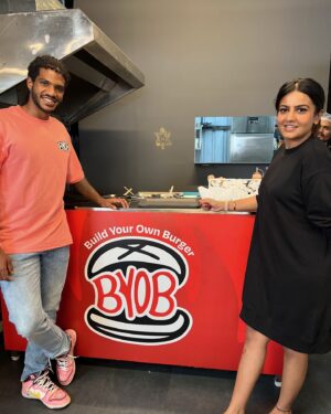 Michael Ajay Instagram - @namratha__gowdaofficial and @karthiksharma_kaati enjoying delicious burgers 🍔 and chilling at our cafe ❤️😇

#byobbengaluru #burgers
