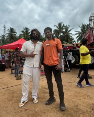 Michael Ajay Instagram - Brothers always supporting each other 🤝
@vinaygowdaactor on set of my movie shoot🔥

#michaelajay #manninamaga #vinaygowda #biggbosskannada #bbk10