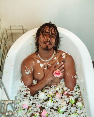 Michael Cimino Instagram - You just got home and this random man is playin in your tub wyd?
•
•
Photographer:
@henryjimenez
•
•
Feat. The spray on tat from the flash premiere