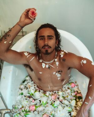 Michael Cimino Instagram - You just got home and this random man is playin in your tub wyd?
•
•
Photographer:
@henryjimenez
•
•
Feat. The spray on tat from the flash premiere