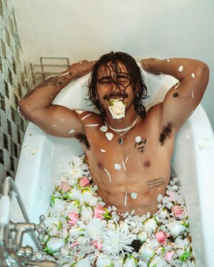 Michael Cimino Instagram - You just got home and this random man is playin in your tub wyd?
•
•
Photographer:
@henryjimenez
•
•
Feat. The spray on tat from the flash premiere