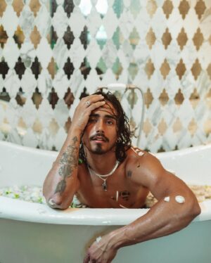 Michael Cimino Instagram - You just got home and this random man is playin in your tub wyd?
•
•
Photographer:
@henryjimenez
•
•
Feat. The spray on tat from the flash premiere