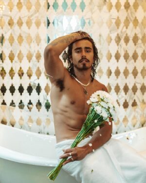 Michael Cimino Instagram - You just got home and this random man is playin in your tub wyd?
•
•
Photographer:
@henryjimenez
•
•
Feat. The spray on tat from the flash premiere