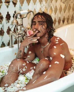 Michael Cimino Instagram - You just got home and this random man is playin in your tub wyd?
•
•
Photographer:
@henryjimenez
•
•
Feat. The spray on tat from the flash premiere