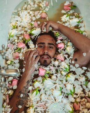Michael Cimino Instagram - You just got home and this random man is playin in your tub wyd?
•
•
Photographer:
@henryjimenez
•
•
Feat. The spray on tat from the flash premiere