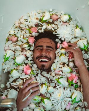 Michael Cimino Instagram - You just got home and this random man is playin in your tub wyd?
•
•
Photographer:
@henryjimenez
•
•
Feat. The spray on tat from the flash premiere