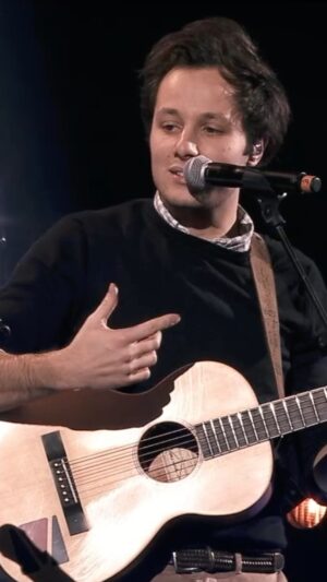 Michaël Grégorio Instagram - Quand l’excellent @vianneymusique m’apprend à l’imiter ❤️Joli souvenir de Bercy ✨ 

#bercy #accorarena #accorhotelsarena ( chelou y’a pas d’hôtel ) #vianney #paslà #cover #imitation