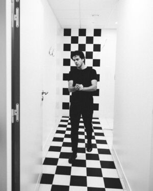 Michaël Grégorio Instagram - Quelques minutes avant de vous retrouver par @laurag_photo 
Ô miroir, mon beau miroir… ✅
Vocalises et échecs ♟️ ✅
Ears Monitors ✅
Show time ✅