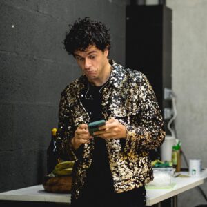 Michaël Grégorio Instagram - Oh la la ! Vous êtes déjà plus de 220 000 à avoir embarqué avec nous dans cette magnifique odyssée🚀 
Merci du fond du cœur pour ce voyage extraordinaire. J’ai déjà hâte de vous retrouver mes petits extra-terrestres 👽
Nouveau départ prévu le 28 octobre, soyez prêts 🧑🏻‍🚀
Photo : @laurag_photo @nicolaspatault et @pierreetflorent