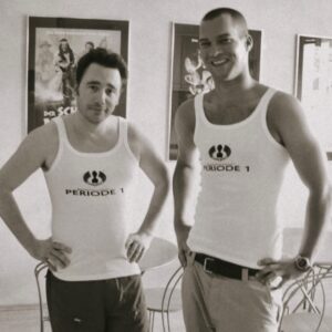Michael Herbig Instagram - Zum Kinostart von „(T)Raumschiff Surprise - PERIODE 1“ vor 20 Jahren, musste die gesamte Belegschaft der @herbxfilm sämtliche Merchandise-Produkte zum Kinofilm aus- und anprobieren. Den Anfang machte Mario aus der Tonabteilung! 💫 #traumschiffsurprise #20thanniversary #therestishistory 🌈🙌🏻❤️