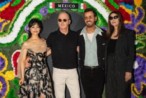 Michael Keaton Instagram - HUGE fan turnout/response in Mexico City for Beetlejuice — muchas gracias! @beetlejuicemovie