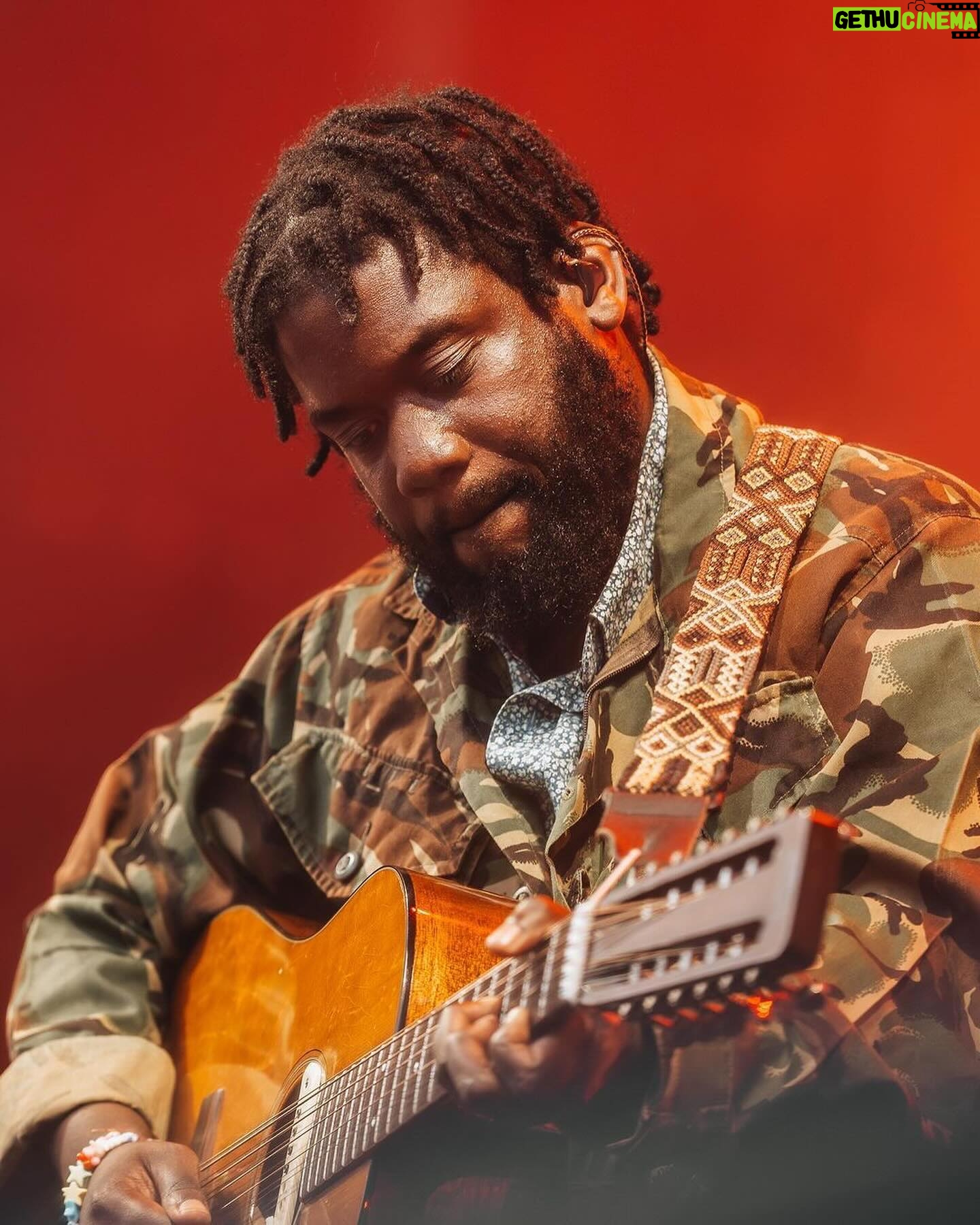 Michael Kiwanuka - 4.9K Likes - Thank you, @montreuxjazzfestival.
📸: @maxseezy
