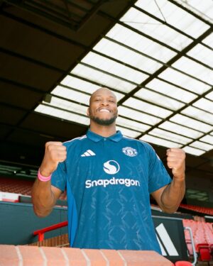 Michael Page Instagram - When @michaelvenompage put the away jersey on to tour Old Trafford 🥶

#weareunited #mufc #mvp