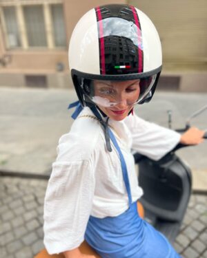 Michaela Maurerová Instagram - Když nemůžete o prázdninách kvůli práci do Itálie, pořiďte si atmosféru Itálie sem.🫶🍕🇮🇹🛵
Můj kluk jezdí na Vespě a já si pořídila přilbu, abych mohla v létě jezdit s ním.
Přilbu jsem (jako ostatně všechno, co potřebuju:) pořídila na eshopu @lidlcz. 
Je stylová, bezpečná a za pětinovou cenu 😉👍🏻.
Jestli potřebujete něco za skvělou cenu.. od nádobí, přes spotřebiče, až po věci pod stan, najdete to zaručeně na eshopu Lidlu.
Questa è una consulenza gratuita😄🇮🇹✌🏻

#mojelidlováspolupráce❤️ #naeshopunajdešvšechno
#lidlcz