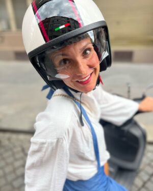 Michaela Maurerová Instagram - Když nemůžete o prázdninách kvůli práci do Itálie, pořiďte si atmosféru Itálie sem.🫶🍕🇮🇹🛵
Můj kluk jezdí na Vespě a já si pořídila přilbu, abych mohla v létě jezdit s ním.
Přilbu jsem (jako ostatně všechno, co potřebuju:) pořídila na eshopu @lidlcz. 
Je stylová, bezpečná a za pětinovou cenu 😉👍🏻.
Jestli potřebujete něco za skvělou cenu.. od nádobí, přes spotřebiče, až po věci pod stan, najdete to zaručeně na eshopu Lidlu.
Questa è una consulenza gratuita😄🇮🇹✌🏻

#mojelidlováspolupráce❤️ #naeshopunajdešvšechno
#lidlcz