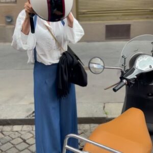 Michaela Maurerová Instagram - Když nemůžete o prázdninách kvůli práci do Itálie, pořiďte si atmosféru Itálie sem.🫶🍕🇮🇹🛵
Můj kluk jezdí na Vespě a já si pořídila přilbu, abych mohla v létě jezdit s ním.
Přilbu jsem (jako ostatně všechno, co potřebuju:) pořídila na eshopu @lidlcz. 
Je stylová, bezpečná a za pětinovou cenu 😉👍🏻.
Jestli potřebujete něco za skvělou cenu.. od nádobí, přes spotřebiče, až po věci pod stan, najdete to zaručeně na eshopu Lidlu.
Questa è una consulenza gratuita😄🇮🇹✌🏻

#mojelidlováspolupráce❤️ #naeshopunajdešvšechno
#lidlcz