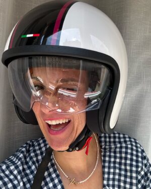 Michaela Maurerová Instagram - Když nemůžete o prázdninách kvůli práci do Itálie, pořiďte si atmosféru Itálie sem.🫶🍕🇮🇹🛵
Můj kluk jezdí na Vespě a já si pořídila přilbu, abych mohla v létě jezdit s ním.
Přilbu jsem (jako ostatně všechno, co potřebuju:) pořídila na eshopu @lidlcz. 
Je stylová, bezpečná a za pětinovou cenu 😉👍🏻.
Jestli potřebujete něco za skvělou cenu.. od nádobí, přes spotřebiče, až po věci pod stan, najdete to zaručeně na eshopu Lidlu.
Questa è una consulenza gratuita😄🇮🇹✌🏻

#mojelidlováspolupráce❤️ #naeshopunajdešvšechno
#lidlcz