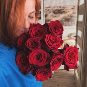 Michaela Maurerová Instagram - Dneska 9let.... a protože v životě s ním je vždycky něco navíc, tak jsem těch růží dostala 10😃🌹.
Sama vím, jak je těžký se mnou být, ale nemůžu se sama se sebou rozejít, takže  mu k těm 9 letům, kdy mě má nablízko a vydržel, hodně gratuluju🫶
....a není už čas se vzít, aby to nebylo přechozený😅?
#výročí #9 #JP