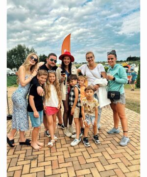 Michaela Pecháčková Instagram - Šikland den 2!💛💛💛
Užito, užito, užito !!! Děkujeme za druhou autogramiádu, za spoustu smíchu, super energii, za song, kterej tímto posílám mamce a zmrzlinku!😁😌🙏❤️ A lepší počasí! ☀️

#primazoo #zoo #sikland #autogramiada #fans