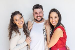 Michaela Tomešová Instagram - Tak vážení, dlouze jsem rozmýšlela, jestli ten poslední díl podcastu Zatim nevíme, co jsme natočili, zveřejnit, ale říkám si, že prostě nechám na vás, jestli si ho pustíte nebo ne 😁😁

Díl #3 s názvem ,,Zbytečný díl” je venku!

Tak trochu zbytečný díl celkem o ničem. Nebo snad o Nietzschem? 😁 Jak doposud vypadají naše prázdniny, jak jsme nebyli ve Varech a proč příště budeme, dále o tom, jestli máme rádi mořské plody a proč na ně zajdem zrovna do Bruxxu. Proč Denisu vyhodili z DAMU a proč že se to vlastně všichni stydíme? A nebo o tom, proč Míši partner Roman bude vařit na IG nahej do půli těla? 😅

Návrhům na témata pro příští díly jsme otevřeni ☺️

#zatimnevime #podcast #spotify #applepodcast #youtube