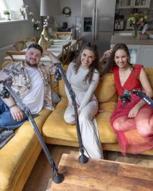 Michaela Tomešová Instagram - Druhý díl podcastu Zatim nevíme je venku ✌️

Při jeho natáčení každej tajně doufal, že budou víc mluvit ty ostatní, únava před prázdninama byla čtvrtým účastníkem podcastu 😅 Rozproudili jsme se při historkách o úchylech, šlapkách, bezdomovcích a Karláku a následovala témata dražby našich podpisů a za kolik že se vlastně prodávaj? Pak jsme si povídali, jak Denisa s Míšou dostaly obě botičku a Martin parkoval na zastávce, jak Míša dokakala a její kluci dotankovali, jak se Martin vymluvil z pokuty nebo proč nás štvou pošťáci. A že hrál Martin pošťáka v Ulici, víte? Teď už jo 😁

Najdete na Spotify a za chvíli i Apple podcasts a Youtube!

Dejte nám vědět do komentářů, jak se vám druhej díl líbil ❤️

#podcast #zatimnevime #youtube #spotify #applepodcast #druhydil