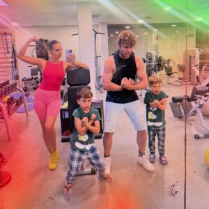 Michaela Tomešová Instagram - Day 9! A dnes s celou rodinou! Chceme se totiž účastnit konkurzu na animovaný film Úžasňákovi 4! 🦸🏻‍♂️🦸🏻‍♀️👨‍🎤🧑‍🎤Tak nám držte palce!🤣🤣🤣#dovolenamabytaktivni #tomesovi4ever