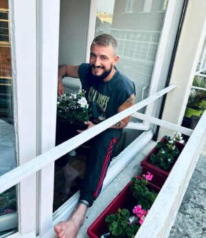 Michal Instagram - Je vous souhaite un très joli mois de juin! ❤️🌞🌈 #juin #printemps #ete #balcon #jardinage #fleurs #homesweethome #gunsnroses #knockingonheavensdoor