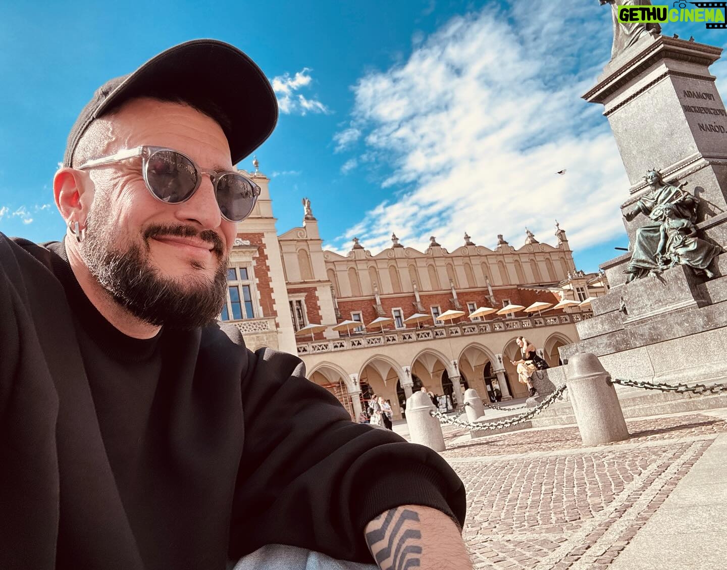 Michal - 557 Likes - Merci Cracovie, je vous aime beaucoup! 💙 #cracovie #weekend #krakow