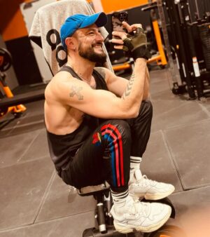 Michal Instagram - Bonjour! L’année commence bien, quelques jours de repos avant la grosse reprise du travail. Donc la salle de sport avec mon coach @elitetrainers.fr et de nouveaux objectifs en tête :) Et vous, comment ça va?