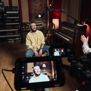 Michal Instagram - Je vous donne rendez-vous demain à 21h10 sur @cstarlachaine pour une émission spéciale @pierregarniermusique ❤️ C’etait un bonheur de revivre notre duo. #cstar #tv #pierregarnier