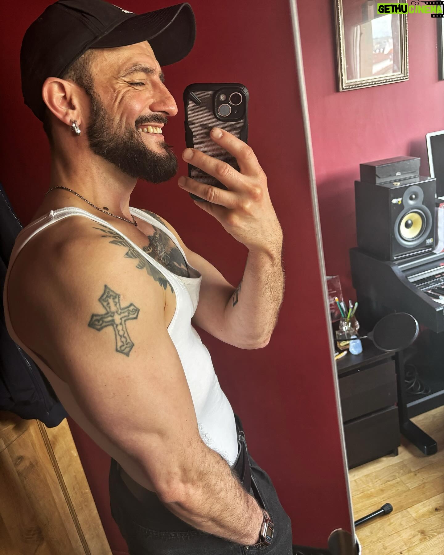 Michal - 619 Likes - Ça sent la fin des vacances pour moi. C’était bon de prendre un peu de temps pour moi. Et vous, comment allez-vous? Je vous embrasse! #mercredi #studiomichal