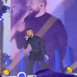 Michal Instagram - J’ai toujours rêvé de reprendre cette chanson… C’était assez magique de le faire sur cette scène impressionnante en Pologne quelques minutes après minuit… Je vous embrasse @desireless.official ❤️#voyagevoyage #2024